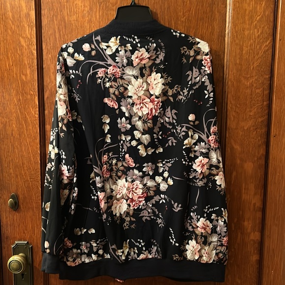 Floral patterned bomber jacket - Picture 2 of 2